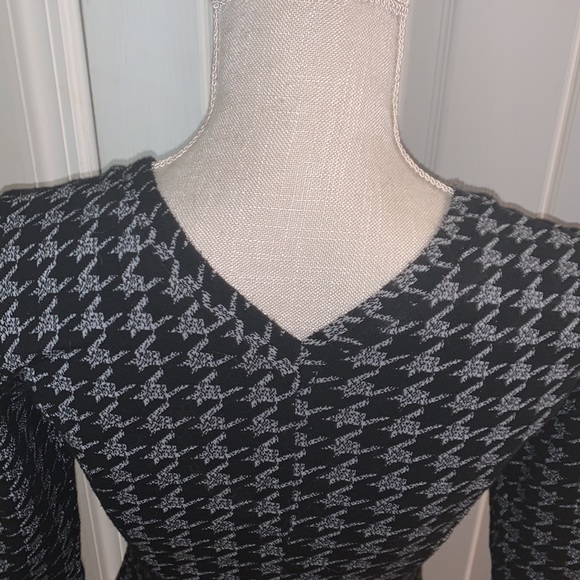 Sabie Woman’s Dress. New W/O Tags - Picture 6 of 7